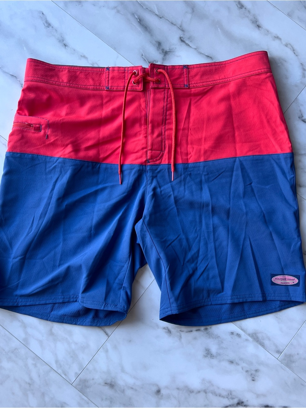 Vineyard Vines Red and Blue Colorblock Swim Shorts Mens size 38